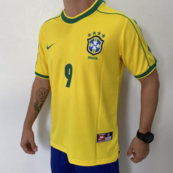 Camisa Retrô Clássica Seleção Brasileira Brasil – Ronaldo 9 – Nike Masculina – Amarela – 1998 - Imagem 7