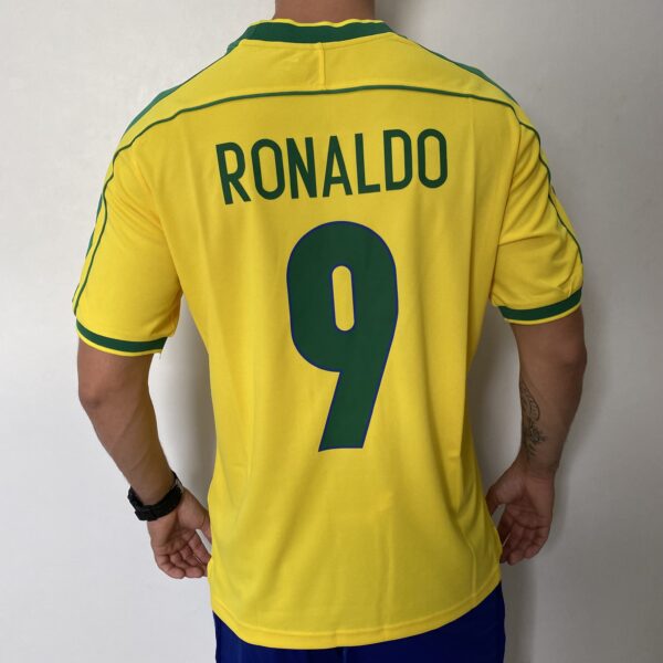 Camisa Retrô Clássica Seleção Brasileira Brasil – Ronaldo 9 – Nike Masculina – Amarela – 1998 - Imagem 12