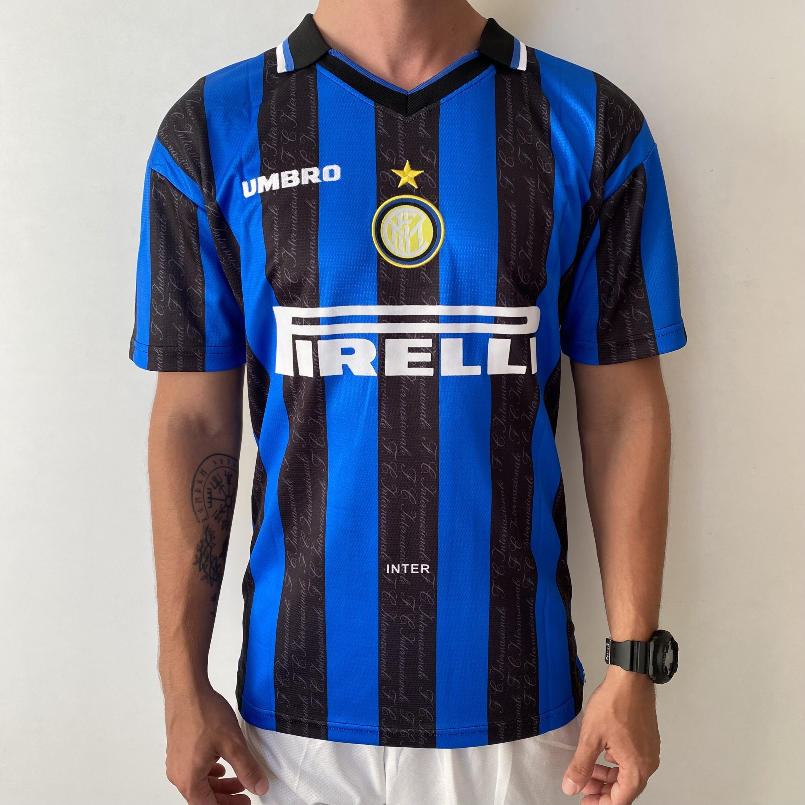 2025-02-19 16.56.31 Camisa Retrô Inter de Milão Home 1997/1998 - Ronaldo 10 - Umbro - Azul Preta - Imagem 1