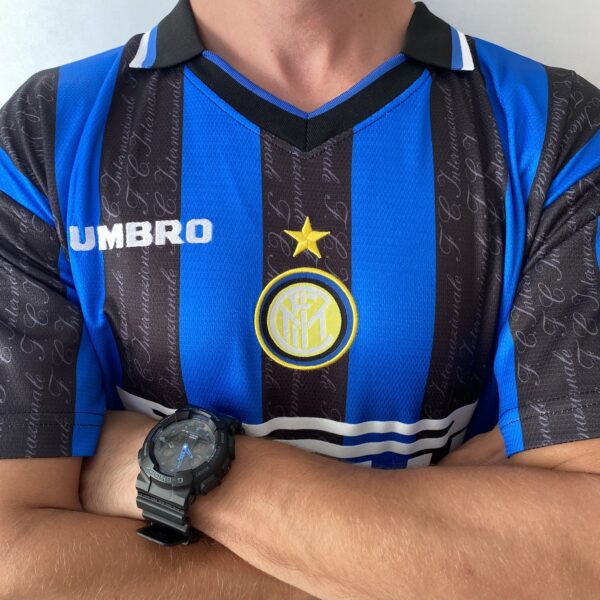 Camisa Retrô Inter de Milão Home 1997/1998 - Ronaldo 10 - Umbro - Azul Preta - Imagem 7