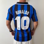 Camisa Retrô Inter de Milão Home 1997/1998 - Ronaldo 10 - Umbro - Azul Preta - Imagem 12