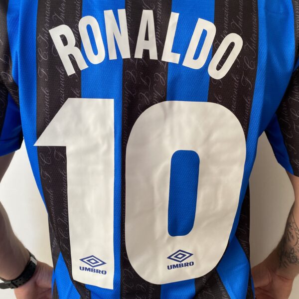 Camisa Retrô Inter de Milão Home 1997/1998 - Ronaldo 10 - Umbro - Azul Preta - Imagem 13