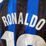 Camisa Retrô Inter de Milão Home 1997/1998 - Ronaldo 10 - Umbro - Azul Preta - Imagem 15