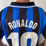 Camisa Retrô Inter de Milão Home 1997/1998 - Ronaldo 10 - Umbro - Azul Preta - Imagem 16