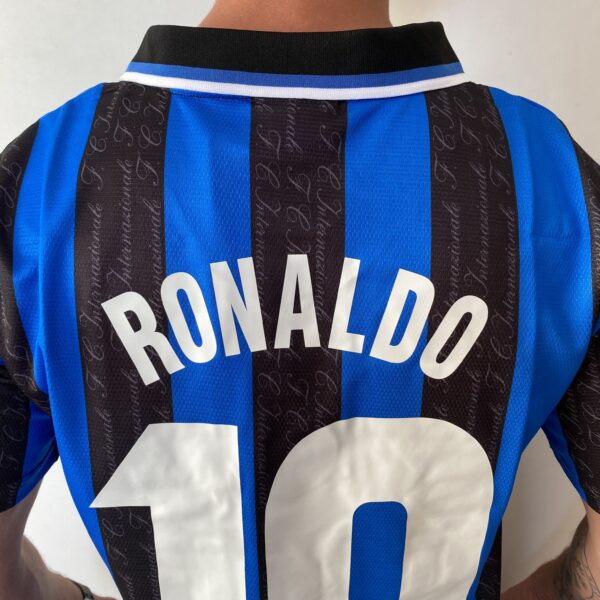 Camisa Retrô Inter de Milão Home 1997/1998 - Ronaldo 10 - Umbro - Azul Preta - Imagem 16