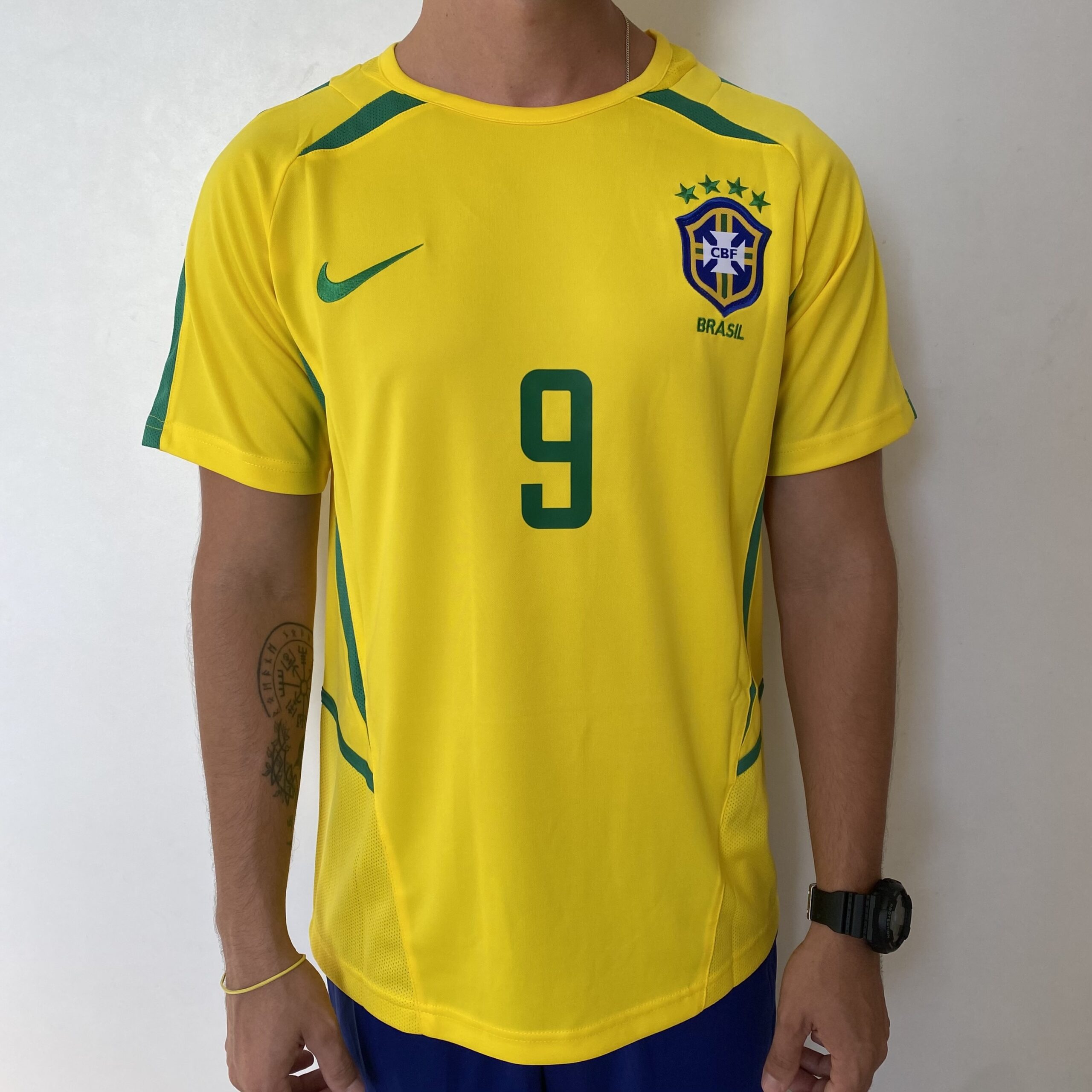 2025-04-03 15.44.58 Camisa Retrô Clássica Seleção Brasileira Brasil 2002 - Ronaldo 9 - Nike - Amarela - Imagem 1
