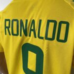 Camisa Retrô Clássica Seleção Brasileira Brasil 2002 - Ronaldo 9 - Nike - Amarela - Imagem 13