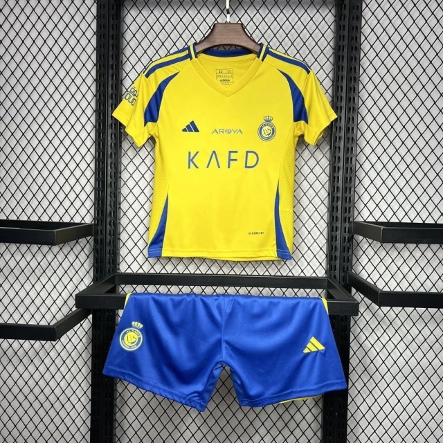 KFGKLEEGMKEKL Kit Conjunto Infantil Crianças Camisa e Calção Al Nassr Home Amarela 24/2025 Adidas - Imagem 1