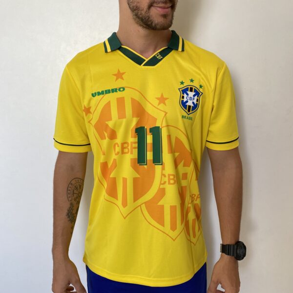 Camisa Retrô Clássica Seleção Brasileira Brasil – Versão Torcedor Umbro – Amarela – 1994 - Romário 11 - Imagem 3