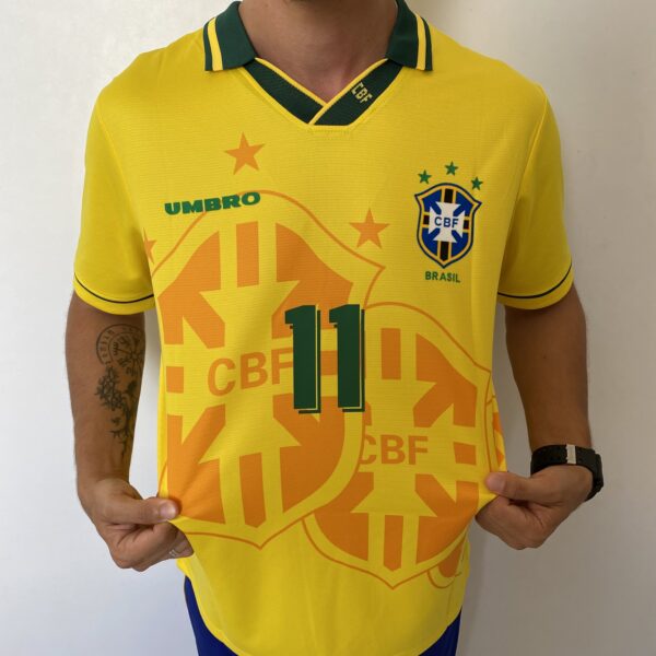 Camisa Retrô Clássica Seleção Brasileira Brasil – Versão Torcedor Umbro – Amarela – 1994 - Romário 11 - Imagem 14