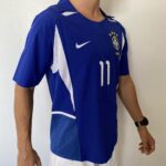 Camisa Retrô Clássica Seleção Brasileira Brasil – Nike Masculina – Versão Torcedor Azul – 2002 - Ronaldinho 11 - Imagem 9