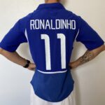 Camisa Retrô Clássica Seleção Brasileira Brasil – Nike Masculina – Versão Torcedor Azul – 2002 - Ronaldinho 11 - Imagem 12