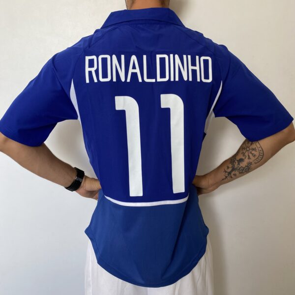 Camisa Retrô Clássica Seleção Brasileira Brasil – Nike Masculina – Versão Torcedor Azul – 2002 - Ronaldinho 11 - Imagem 12