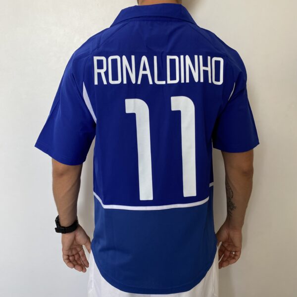 Camisa Retrô Clássica Seleção Brasileira Brasil – Nike Masculina – Versão Torcedor Azul – 2002 - Ronaldinho 11 - Imagem 13