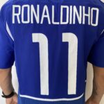 Camisa Retrô Clássica Seleção Brasileira Brasil – Nike Masculina – Versão Torcedor Azul – 2002 - Ronaldinho 11 - Imagem 14