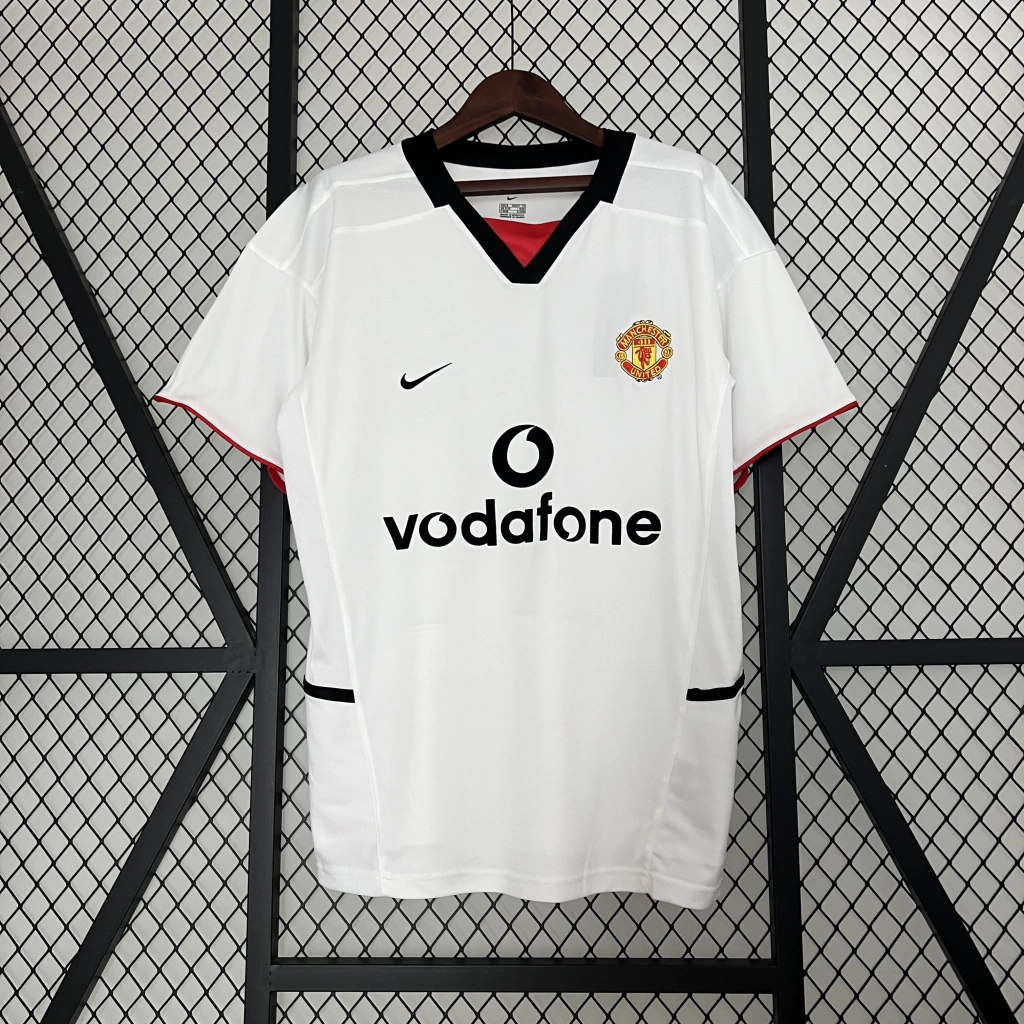0208c411-963186e15d6610d12817025743127887-1024-1024 Camisa Retrô Manchester United Away 2002/2003 Nike Branca - Imagem 1