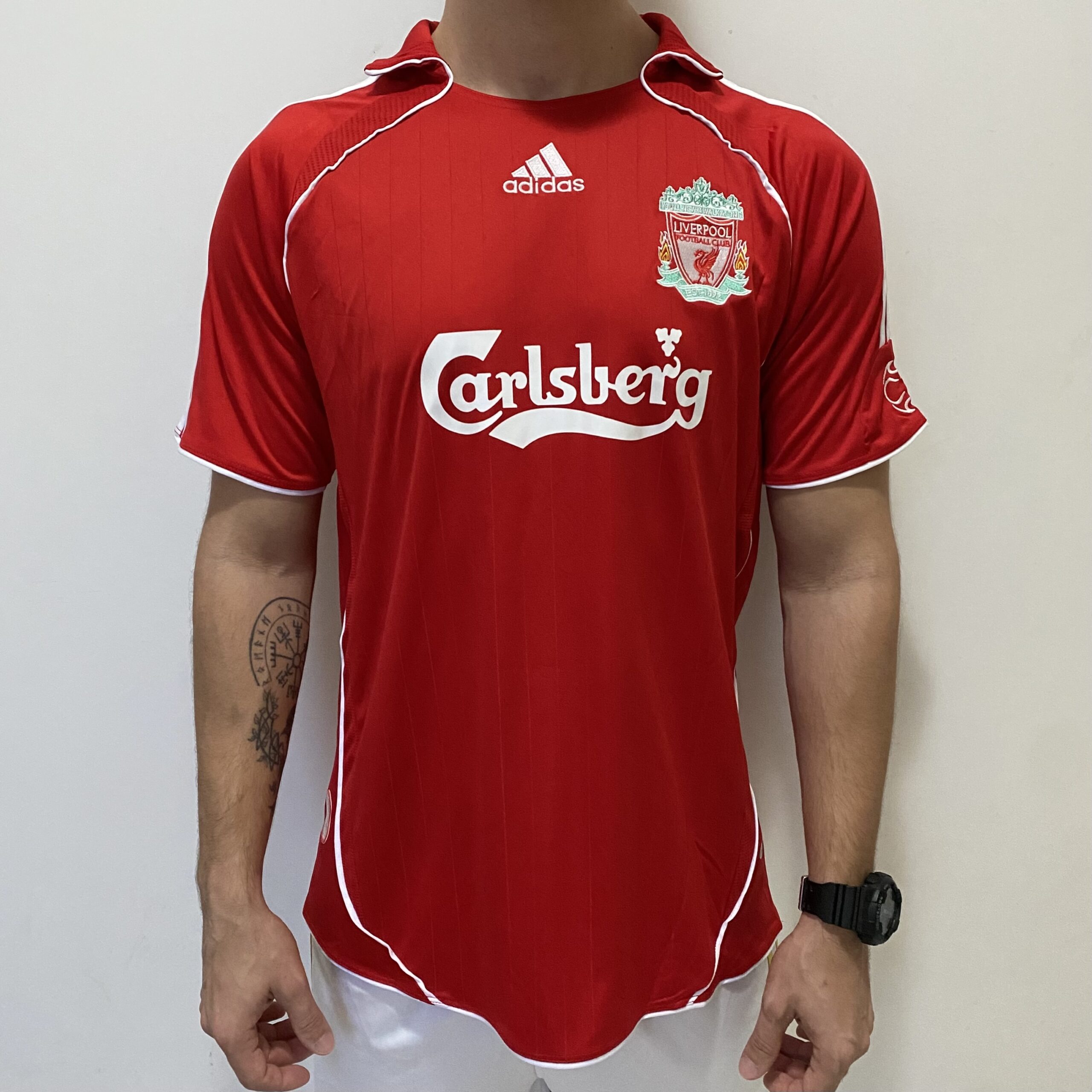 2025-08-15 17.07.23 Camisa Retrô Liverpool Home Gerrard 8 - 2006/2007 Adidas Vermelha - Imagem 1