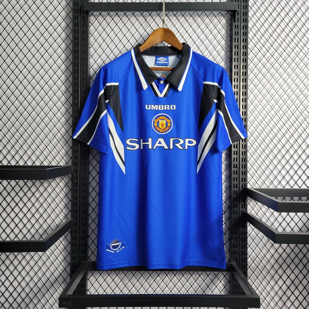 94b5330a1-d4b634173bc88e2a7816549097558639-1024-1024 Camisa Retrô Manchester United Away 1996/1997 Umbro Azul - Imagem 1