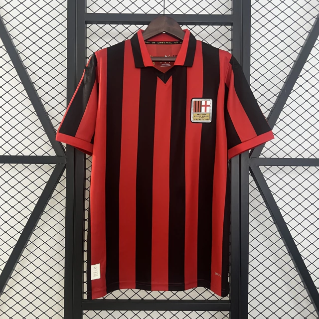 img_9328-a9896e106b7129cfc317362638365802-640-0 Camisa Milan Home Comemorativa 125 Anos Retrô 2025 Puma Vermelha e Preta - Imagem 1