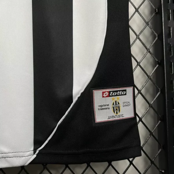 Camisa Retrô Juventus Home Torcedor 2002/03 Lotto - Imagem 2