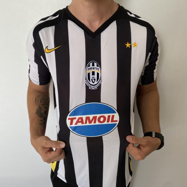 Camisa Retrô Juventus Home 2005/2006 - Pavel Nedved 11 - Nike - Total 90 - Preta Branca - Imagem 8