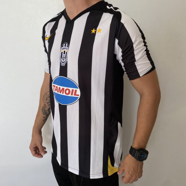 Camisa Retrô Juventus Home 2005/2006 - Pavel Nedved 11 - Nike - Total 90 - Preta Branca - Imagem 10
