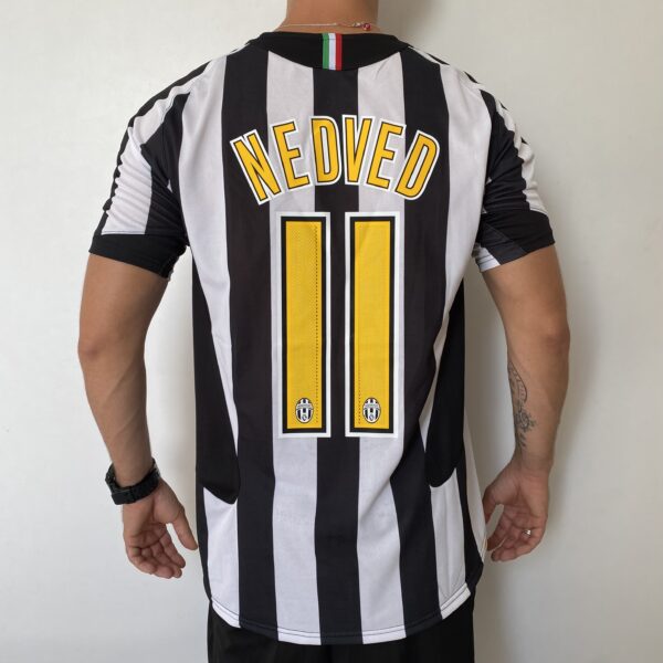 Camisa Retrô Juventus Home 2005/2006 - Pavel Nedved 11 - Nike - Total 90 - Preta Branca - Imagem 13