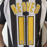 Camisa Retrô Juventus Home 2005/2006 - Pavel Nedved 11 - Nike - Total 90 - Preta Branca - Imagem 14