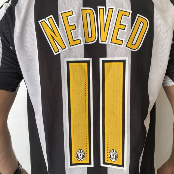 Camisa Retrô Juventus Home 2005/2006 - Pavel Nedved 11 - Nike - Total 90 - Preta Branca - Imagem 14