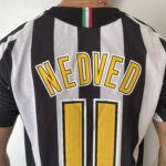 Camisa Retrô Juventus Home 2005/2006 - Pavel Nedved 11 - Nike - Total 90 - Preta Branca - Imagem 15