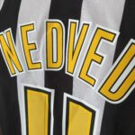 Camisa Retrô Juventus Home 2005/2006 - Pavel Nedved 11 - Nike - Total 90 - Preta Branca - Imagem 18