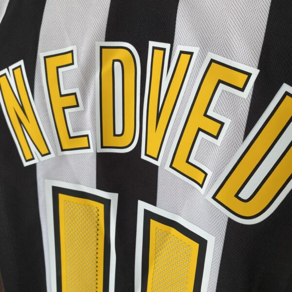 Camisa Retrô Juventus Home 2005/2006 - Pavel Nedved 11 - Nike - Total 90 - Preta Branca - Imagem 18