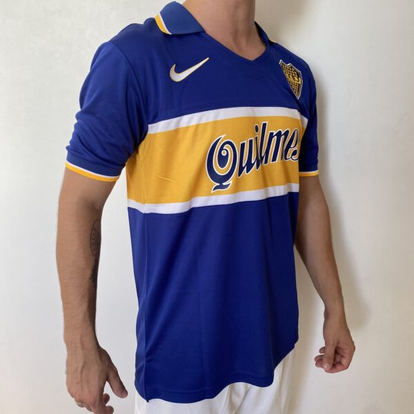 Camisa Retrô Boca Juniors Home 1997/1998 - Maradona 10 - Nike - Azul Amarela - Imagem 10