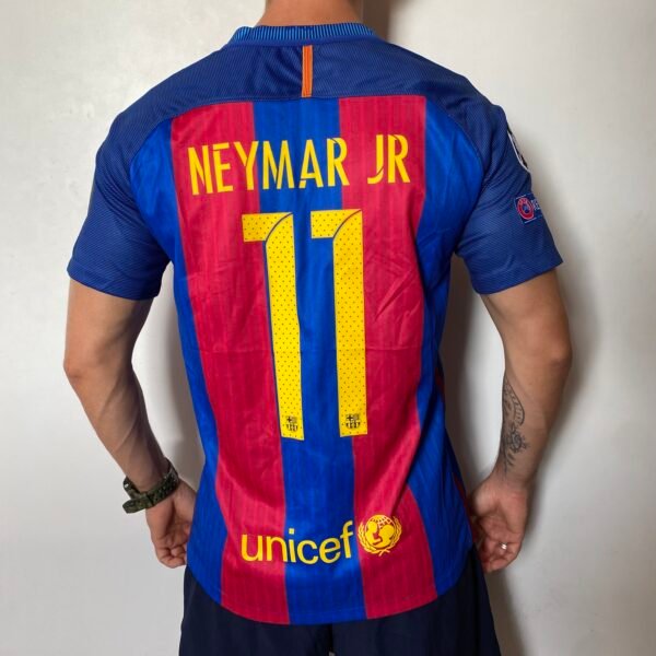 Camisa Retrô Barcelona Home Neymar Jr. 11, Messi 10, Suárez 9 - 2016/2017 Nike - Imagem 9