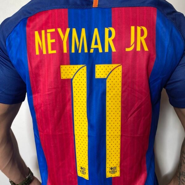 Camisa Retrô Barcelona Home Neymar Jr. 11, Messi 10, Suárez 9 - 2016/2017 Nike - Imagem 10