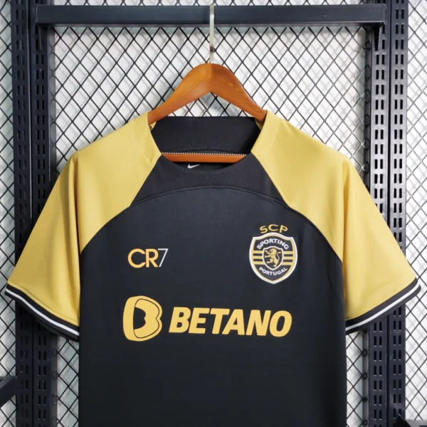 Camisa Sporting Third Versão Torcedor CR7 2023/24 Dourada - Imagem 3