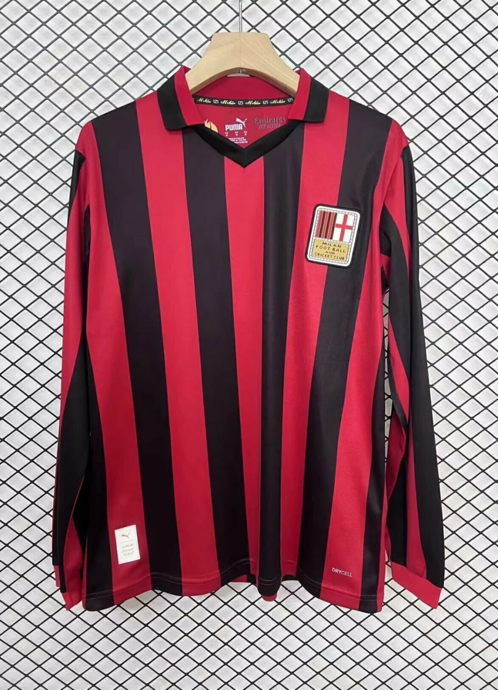 img_3268-c4dc8d47f62071efa617366204966310-1024-1024 Camisa Milan Home Comemorativa 125 Anos Manga Longa Retrô 2025 Puma Vermelha e Preta - Imagem 1