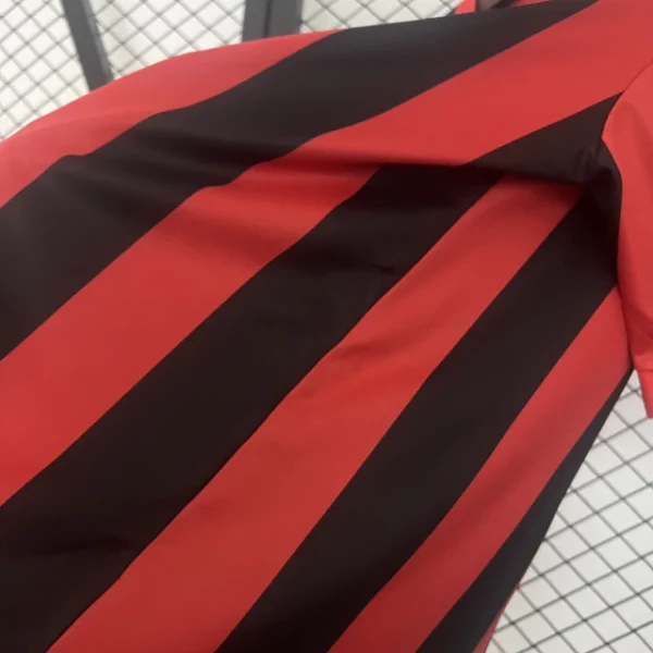 Camisa Milan Home Comemorativa 125 Anos Manga Longa Retrô 2025 Puma Vermelha e Preta - Imagem 12