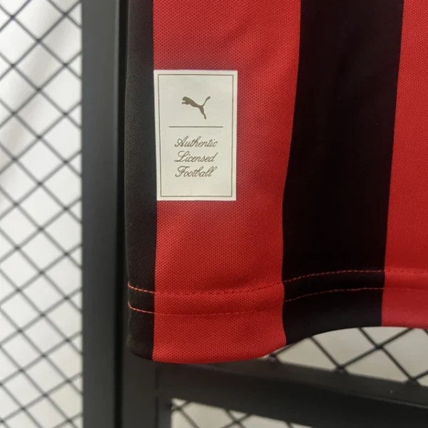 Camisa Milan Home Comemorativa 125 Anos Manga Longa Retrô 2025 Puma Vermelha e Preta - Imagem 7