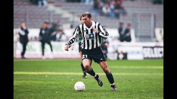 Camisa Retrô Juventus Home Manga Longa 1999/2000 Kappa Preta Branca - Imagem 7