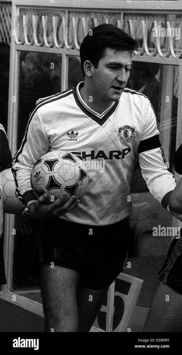 Camisa Retrô Manchester United Away - 1982/1984 Adidas Final FA CUP Branca - Imagem 6
