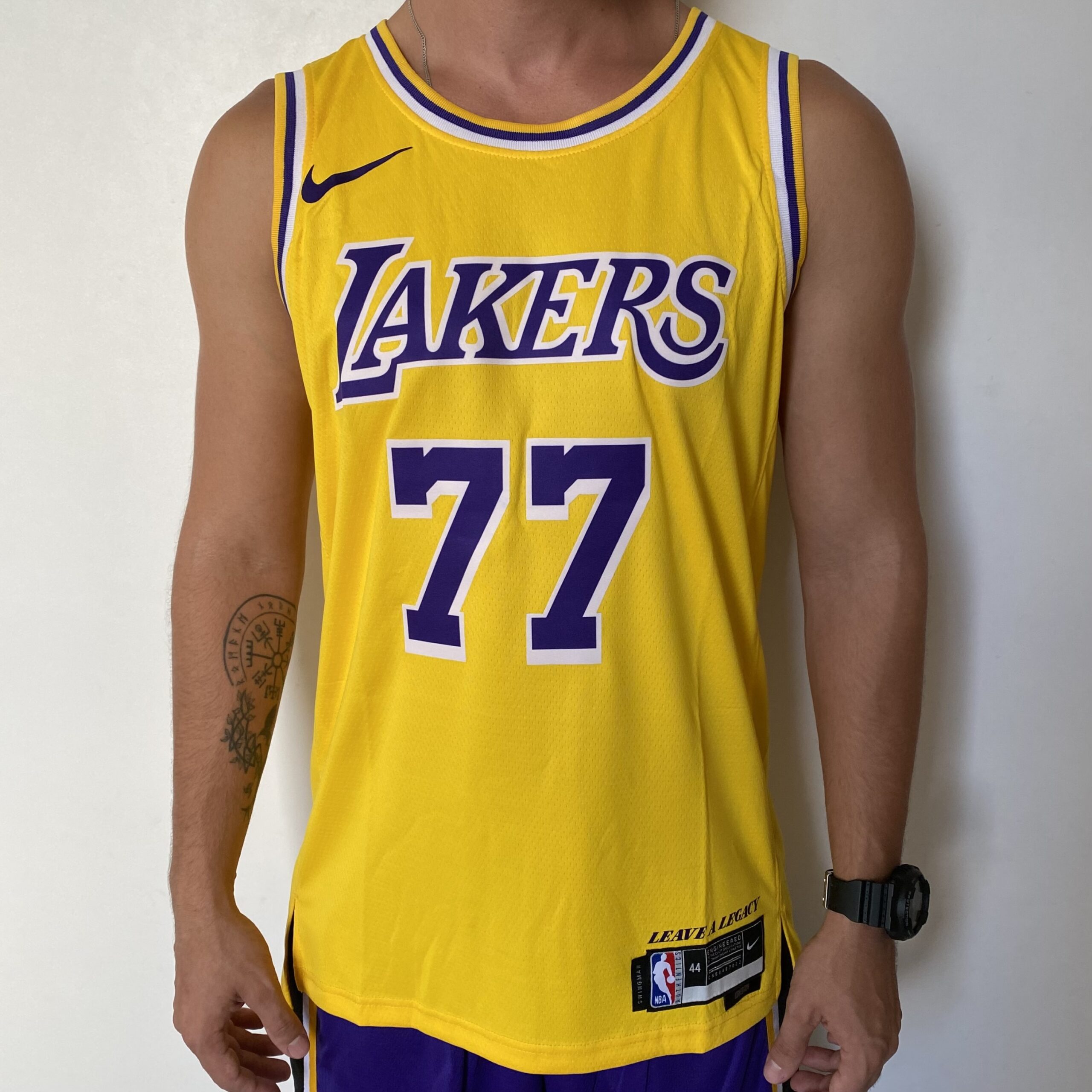 2025-03-19 16.46.10 Camiseta Regata NBA Los Angeles Lakers 77 Luka Doncic Icon Edition Amarela 2025 Nike - Imagem 1