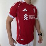 Camisa Liverpool Home Versão Jogador 2025/2026 Vermelha Adidas - Imagem 11