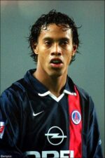 Camisa Retrô Paris Saint-Germain - PSG Home 2001/2002 - Ronaldinho 10 - Nike - Azul Opel - Imagem 9