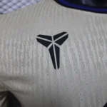 Camisa Barcelona Away Versão Jogador 2025/2026 - Nike Edição Kobe Briant - Bege - Imagem 3
