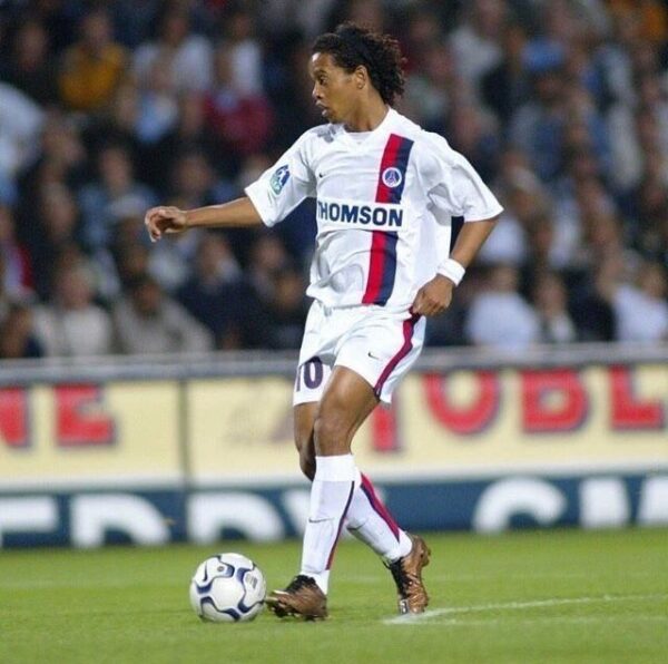 Camisa Retrô Paris Saint-Germain - PSG Away 2002/2003 - Ronaldinho 10 - Nike - Branca Thomson - Imagem 9