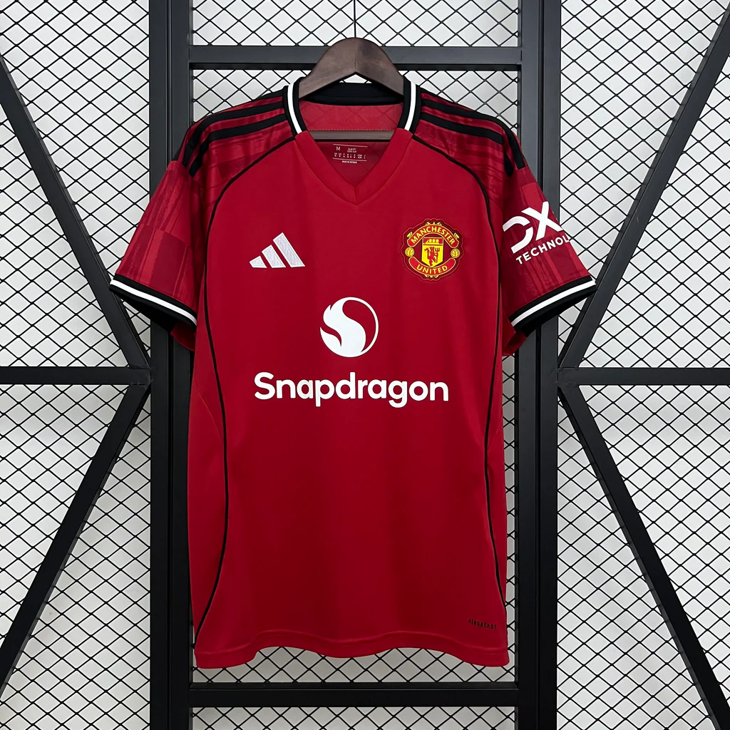 93918855_1024x Camisa Manchester United Home Versão Torcedor 25/2026 Adidas - Imagem 1