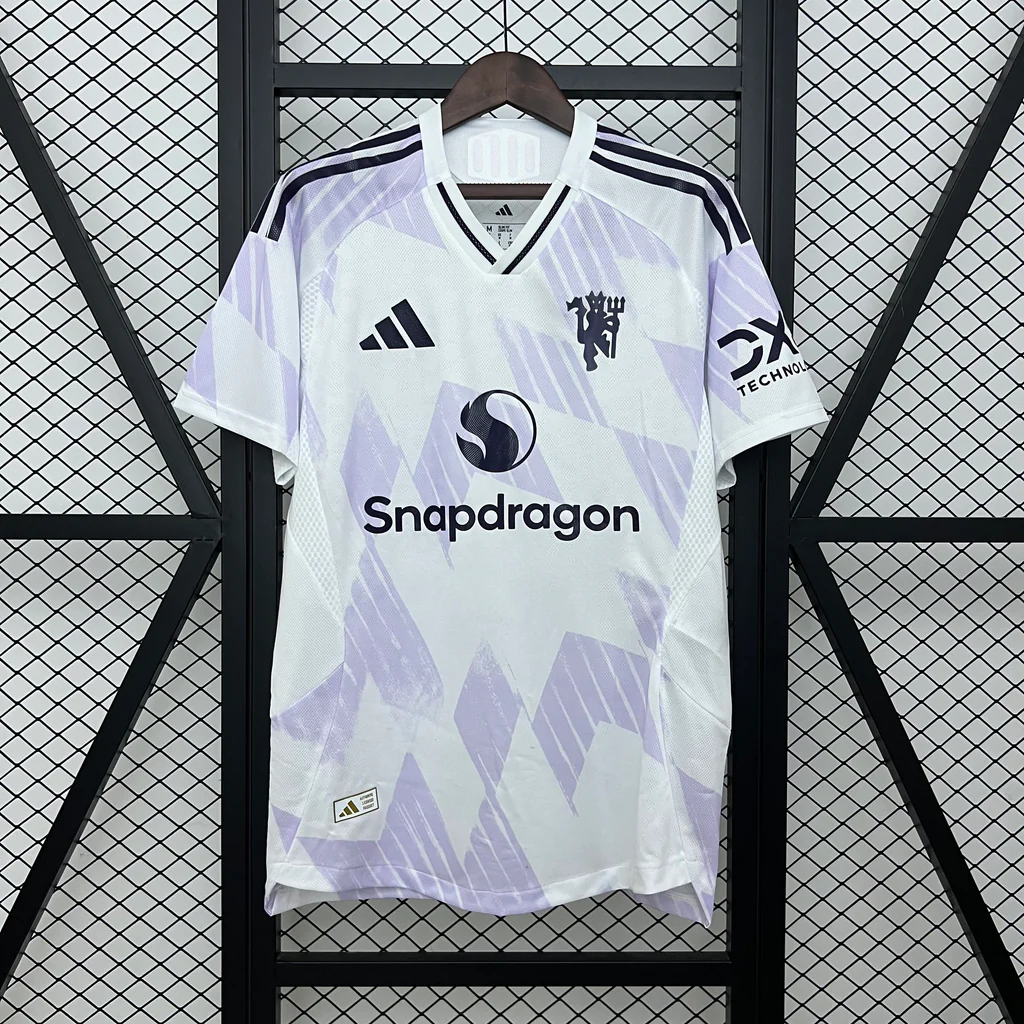 9743cc77_1024x Camisa Manchester United Away Versão Torcedor 25/2026 Adidas Branca - Imagem 1