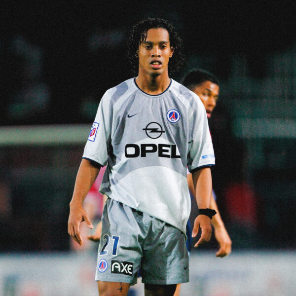 Camisa Retrô Paris Saint-Germain - PSG Away 2001/2002 - Ronaldinho 10 - Nike - Cinza Opel - Imagem 10