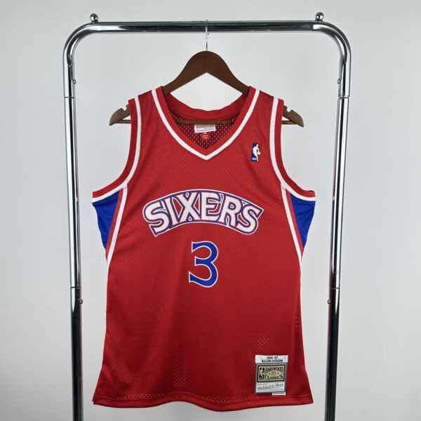 Camiseta Regata Basquete NBA Philadelphia 76ers Sixers 3 Allen Iverson Mitchell & Ness Vermelha 1996/97 - Imagem 3
